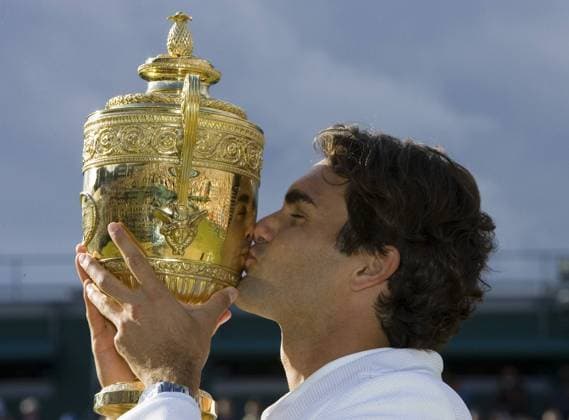 Roger Federer (Schweiz) - Der Sieger der All England Championships küsst seine Trophäe Tennis Herren All England Championships 2007, Grand Slam, ATP Tour Finale Endspiel Einzelbild Wimbledon London Ruhe, Glück, Harmonie, Freude, Tennis Herren All England Championships 2007, Grand Slam, ATP Tour Finale Endspiel Einzelbild Wimbledon London Ruhe, Glück, Harmonie, Freude,