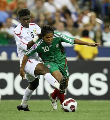Giovani dos Santos (Mexiko U20, re.) gegen Oxence Mbani (Kongo U20) Fußball Länderspiel Herren U 20 WM 2007, U20, Junioren, Nationalteam, Nationaltrikot, Achtelfinale, Mexiko - Kongo 3:0 Gruppe Montreal Dynamik, Fußball Länderspiel Herren U 20 WM 2007, U20, Junioren, Nationalteam, Nationaltrikot, Achtelfinale, Mexiko - Kongo 3:0 Gruppe Montreal Dynamik,