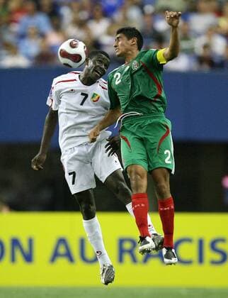 Prestone Lakolo (Kongo U20, li.) gegen Patricio Araujo (Mexiko U20) Fußball Länderspiel Herren U 20 WM 2007, U20, Junioren, Nationalteam, Nationaltrikot, Achtelfinale, Mexiko - Kongo 3:0 Gruppe Montreal Dynamik, Fußball Länderspiel Herren U 20 WM 2007, U20, Junioren, Nationalteam, Nationaltrikot, Achtelfinale, Mexiko - Kongo 3:0 Gruppe Montreal Dynamik,