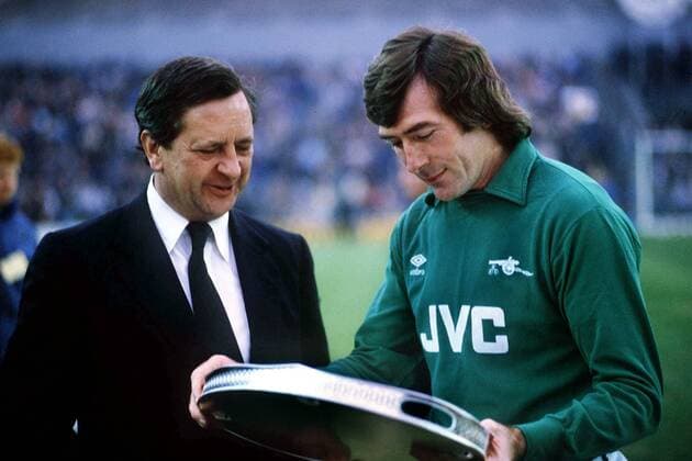 Chairman Peter Hill Wood (li.) überreicht Torwart Pat Jennings (beide Arsenal) einen Ehrenteller -  Fußball Herren English Football League First Division 1984 1985, 1. Englische Liga, Arsenal FC London Gruppe London Harmonie, Fußball Herren English Football League First Division 1984 1985, 1. Englische Liga, Arsenal FC London Gruppe London Harmonie,
