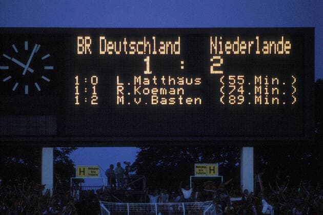 BR Deutschland - Niederlande 1:2 - Endergebnis des EM Halbfinals 1988 auf der Anzeigetafel im Hamburger Volksparkstadion mit den Torschützen L. Matthäus (BR Deutschland) sowie R. Koeman und M. van Basten (beide Niederlande) Fußball Länderspiel Herren EM 1988, Nationalmannschaft, Halbfinale BRD - Niederlande 1:2, Vdia Totale Volkspark Stadion Volksparkstadion Hamburg Fußball Länderspiel Herren EM 1988, Nationalmannschaft, Halbfinale BRD - Niederlande 1:2, Vdia Totale Volkspark Stadion Volksparkstadion Hamburg