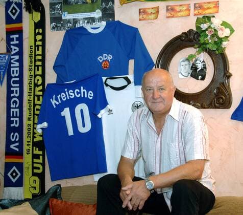 Ex DDR Nationalspieler Hans Jürgen Kreische (Deutschland) im Keller seines Hauses, vor den Andenken aus seiner aktiven Zeit Fußball Herren Fotoshooting 2007, Homestory Einzelbild Dresden Fußball Herren Fotoshooting 2007, Homestory Einzelbild Dresden