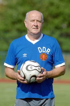 Ex DDR Nationalspieler Hans Jürgen Kreische (Deutschland) im nostalgischen Nationaltrikot Fußball Herren Fotoshooting 2007 Einzelbild Dresden Fußball Herren Fotoshooting 2007 Einzelbild Dresden