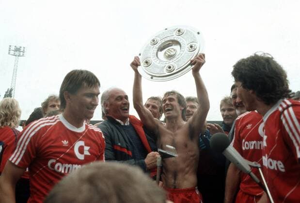 Deutscher Meister Bayern, v.li.: Klaus Augenthaler, Trainer Udo Lattek, Norbert Eder mit der Meisterschale und Lothar Matthäus (re.) Fußball 1. BL Herren Saison 1984 1985, FC Bayern München Gruppe o0 Aufmacher Braunschweig Begeisterung, Freude, Fußball 1. BL Herren Saison 1984 1985, FC Bayern München Gruppe o0 Aufmacher Braunschweig Begeisterung, Freude,
