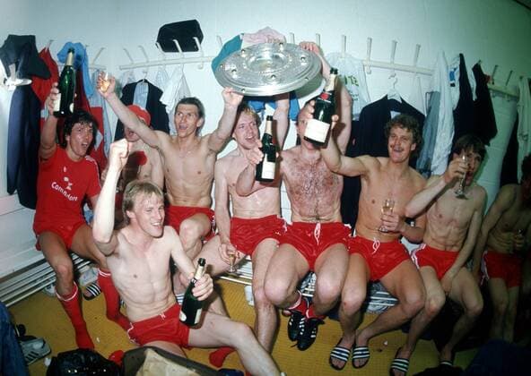 Deutscher Meister Bayern, v.li.: Lothar Matthäus, x, Hans Pflügler (vorn), Klaus Augenthaler, Michael Rummenigge und Dieter Hoeneß mit der Meisterschale, Roland Wohlfarth und Ludwig Kögl Fußball 1. BL Herren Saison 1985 1986, FC Bayern München Gruppe o0 Aufmacher München Begeisterung, Freude, Fußball 1. BL Herren Saison 1985 1986, FC Bayern München Gruppe o0 Aufmacher München Begeisterung, Freude,