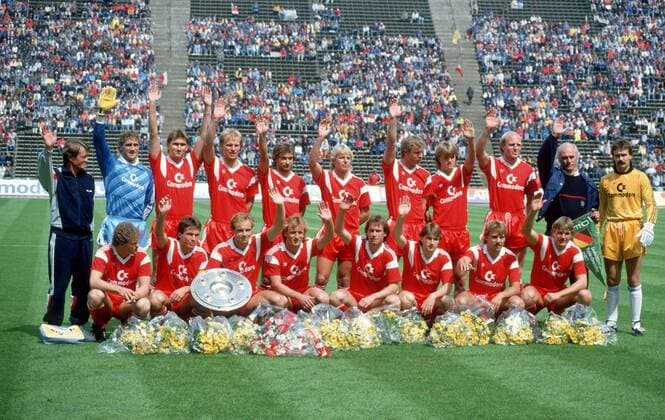 Deutscher Meister Bayern, hi.v.li.: Co Trainer Werner Olk, Torwart Jean Marie Pfaff, Klaus Augenthaler, Hans Pflügler, Helmut Winklhofer, Norbert Nachtweih, Holger Willmer, Lars Lunde, Dieter Hoeneß, Trainer Udo Lattek, Torwart Raimond Aumann, vorn: ... Fußball 1. BL Herren Saison 1986 1987, FC Bayern München, Deutsche Meisterschaft, Siegerfoto Kader Totale Blumen, Assistent, Assistenztrainer München o0 Aufmacher Harmonie, Freude, Fußball 1. BL Herren Saison 1986 1987, FC Bayern München, Deutsche Meisterschaft, Siegerfoto Kader Totale Blumen, Assistent, Assistenztrainer München o0 Aufmacher Harmonie, Freude,
