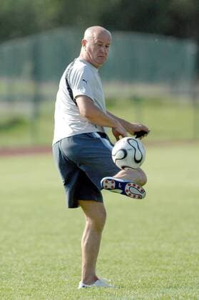 Ex DDR Nationalspieler Hans Jürgen Kreische (Deutschland) demonstriert beim Training in seiner Fußballschule Ballgefühl Fußball Herren Fotoshooting 2007, Fotostory, Ballbehandlung Kabinettstück Kabinettstückchen Ball Einzelbild Freisteller Weißig Fußball Herren Fotoshooting 2007, Fotostory, Ballbehandlung Kabinettstück Kabinettstückchen Ball Einzelbild Freisteller Weißig