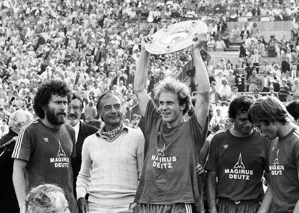 Deutscher Meister Bayern, v.li.: Paul Breitner, Trainer Pal Csernai, Karl Heinz Rummenigge mit der Meisterschale, Norbert Janzon und Udo Horsmann Fußball 1. BL Herren Saison 1980 1981, FC Bayern München, Deutsche Meisterschaft Gruppe München o0 Aufmacher Glück, Freude, Fußball 1. BL Herren Saison 1980 1981, FC Bayern München, Deutsche Meisterschaft Gruppe München o0 Aufmacher Glück, Freude,