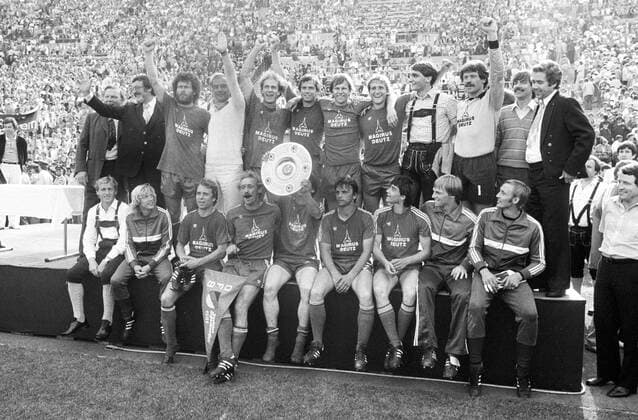 Deutscher Meister Bayern, hi.v.li.: x, Präsident Willi O. Hoffmann, Paul Breitner, Trainer Pal Csernai, Karl Heinz Rummenigge, Norbert Janzon, Udo Horsmann, Wolfgang Dremmler, Torwart Walter Junghans, Torwart Manfred Müller, Co Trainer Reinhard Saftig,... Fußball 1. BL Herren Saison 1980 1981, FC Bayern München, Deutsche Meisterschaft, Meisterschale, Siegerfoto, Sieg Kader Totale Mannschaftsbild Sieger Jubel Kalle o0 Aufmacher München, Siegesjubel Trophäe Schale Präsidium Karl Begeisterung, Freude, Fußball 1. BL Herren Saison 1980 1981, FC Bayern München, Deutsche Meisterschaft, Meisterschale, Siegerfoto, Sieg Kader Totale Mannschaftsbild Sieger Jubel Kalle o0 Aufmacher München, Siegesjubel Trophäe Schale Präsidium Karl Begeisterung, Freude,