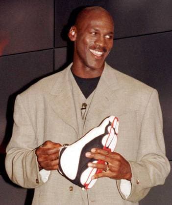 Michael Jordan (USA Chicago Bulls) präsentiert den neuen AIR JORDAN BLACK CAT Sneaker von Nike -  (nyp97090908) Basketball Herren NBA 1997, Pressekonferenz, Pressetermin, Sponsor, Werbepartner, Werbung, Sponsorentermin Einzelbild New York, NY, N Y Freude, Basketball Herren NBA 1997, Pressekonferenz, Pressetermin, Sponsor, Werbepartner, Werbung, Sponsorentermin Einzelbild New York, NY, N Y Freude,
