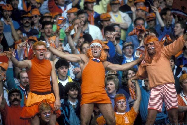Extrovertierte niederländische Fans in komischen Kostümen feuern lautstark ihr Team an Fußball Länderspiel Herren EM 1988, Nationalmannschaft, Gruppe B, Niederlande, niederländisch niederländischer Gruppe Köln Komik, Fußball Länderspiel Herren EM 1988, Nationalmannschaft, Gruppe B, Niederlande, niederländisch niederländischer Gruppe Köln Komik,