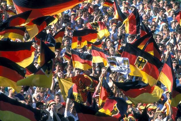 Fahnenmeer im deutschen Fanblock Fußball Länderspiel Herren EM 1988, Nationalmannschaft, Gruppe A, BRD, BR Deutschland, deutsch, deutsche, deutscher Totale Gelsenkirchen Begeisterung, Freude, Fußball Länderspiel Herren EM 1988, Nationalmannschaft, Gruppe A, BRD, BR Deutschland, deutsch, deutsche, deutscher Totale Gelsenkirchen Begeisterung, Freude,