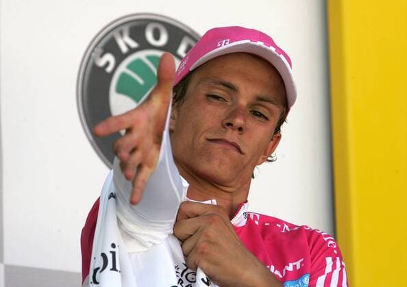 Linus Gerdemann (Deutschland T Mobile) im weißen Trikot bei der Siegerehrung zur 8. Etappe der Tour de France 2007 Radsport Herren Tour de France 2007, ProTour, Straßenradsport, Straße, Rad, Einzelbild 8. Etappe: Le Grand Bornand - Tignes Radsport Herren Tour de France 2007, ProTour, Straßenradsport, Straße, Rad, Einzelbild 8. Etappe: Le Grand Bornand - Tignes