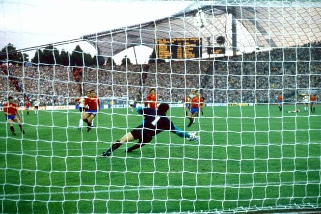 Torwart Andoni Zubizarreta (Spanien) streckt sich vergeblich, Rudi Völler (BR Deutschland, hi.2.v.li., verdeckt) trifft zum 1:0 Fußball Länderspiel Herren EM 1988, Nationalmannschaft, Nationaltrikot, Gruppe A, BRD - Spanien 2:0 Totale Olympiastadion München Abwehr, Dynamik, Fußball Länderspiel Herren EM 1988, Nationalmannschaft, Nationaltrikot, Gruppe A, BRD - Spanien 2:0 Totale Olympiastadion München Abwehr, Dynamik,