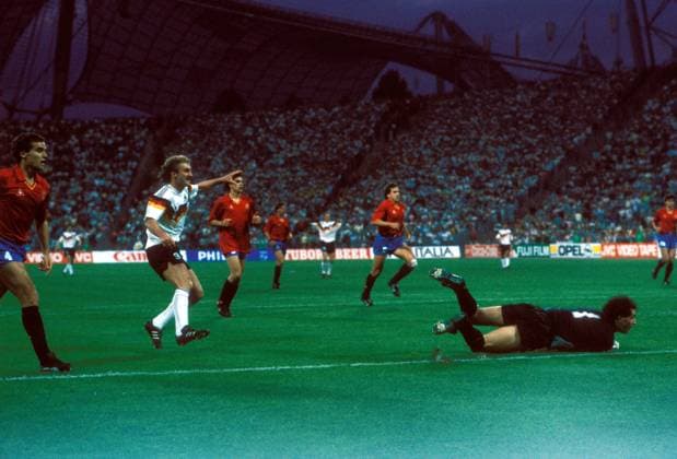 Rudi Völler (BR Deutschland, 2.v.li.) trifft zum 2:0 und dreht jubelnd ab, Torwart Andoni Zubizarreta liegt geschlagen am Boden, daneben Genaro Andrinua (beide Spanien, li.) Fußball Länderspiel Herren EM 1988, Nationalmannschaft, Nationaltrikot, Gruppe A, BRD - Spanien 2:0 Gruppe Olympiastadion München Freude, Fußball Länderspiel Herren EM 1988, Nationalmannschaft, Nationaltrikot, Gruppe A, BRD - Spanien 2:0 Gruppe Olympiastadion München Freude,