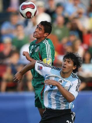 Patricio Araujo (Mexiko U20, li.) gegen Sergio Aguero (Argentinien U20) Fußball Länderspiel Herren U 20 WM 2007, Junioren, U20, Nationalteam, Nationaltrikot, Viertelfinale, Argentinien - Mexiko 1:0 Gruppe Ottawa Dynamik, Kampf, Fußball Länderspiel Herren U 20 WM 2007, Junioren, U20, Nationalteam, Nationaltrikot, Viertelfinale, Argentinien - Mexiko 1:0 Gruppe Ottawa Dynamik, Kampf,