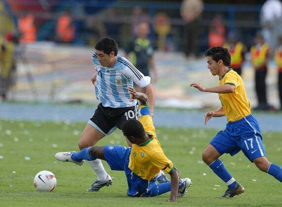 Juan Roman Riquelme (Argentinien, li.) gegen Juan (Mitte) und Josue (beide Brasilien) Fußball Länderspiel Herren Copa America 2007, Südamerika, Südamerikameisterschaft, Amerika Meisterschaft, Finale, Endspiel Gruppe Maracaibo Dynamik, Kampf, Fußball Länderspiel Herren Copa America 2007, Südamerika, Südamerikameisterschaft, Amerika Meisterschaft, Finale, Endspiel Gruppe Maracaibo Dynamik, Kampf,