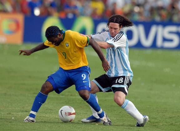 Vagner Love (Brasilien, li.) gegen Lionel Messi (Argentinien) Fußball Länderspiel Herren Copa America 2007, Südamerika, Südamerikameisterschaft, Amerika Meisterschaft, Finale, Endspiel Gruppe Maracaibo Dynamik, Kampf, Fußball Länderspiel Herren Copa America 2007, Südamerika, Südamerikameisterschaft, Amerika Meisterschaft, Finale, Endspiel Gruppe Maracaibo Dynamik, Kampf,