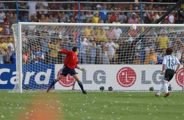 Torwart Roberto Abbondanzieri und Gabriel Milito (Argentinien) müssen hilflos zuschauen wie sich der Ball langsam ins Tor senkt Fußball Länderspiel Herren Copa America 2007, Südamerika, Südamerikameisterschaft, Amerika Meisterschaft, Finale, Endspiel Gruppe Maracaibo Dynamik, Fußball Länderspiel Herren Copa America 2007, Südamerika, Südamerikameisterschaft, Amerika Meisterschaft, Finale, Endspiel Gruppe Maracaibo Dynamik,