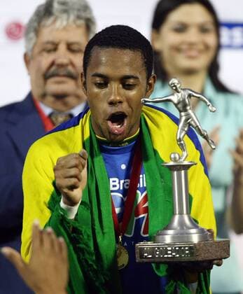 Robinho (Brasilien) mit der Trophäe für den Torschützenkönig der Copa America 2007 Fußball Länderspiel Herren Copa America 2007, Südamerika, Südamerikameisterschaft, Amerika Meisterschaft, Finale, Endspiel Einzelbild Maracaibo Freude, Fußball Länderspiel Herren Copa America 2007, Südamerika, Südamerikameisterschaft, Amerika Meisterschaft, Finale, Endspiel Einzelbild Maracaibo Freude,