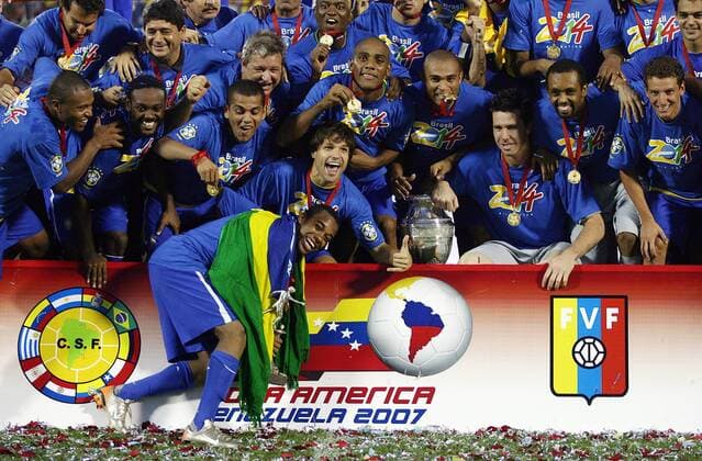 Robinho (Brasilien, vorn) feiert mit seinen Teamkollegen den Gewinn der Copa America 2007 Fußball Länderspiel Herren Copa America 2007, Südamerika, Südamerikameisterschaft, Amerika Meisterschaft, Finale, Endspiel Totale Maracaibo Freude, Fußball Länderspiel Herren Copa America 2007, Südamerika, Südamerikameisterschaft, Amerika Meisterschaft, Finale, Endspiel Totale Maracaibo Freude,