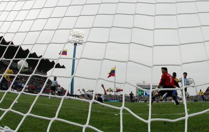 Der Ball trudelt, während des Finales der Copa America 2007 zwischen Brasilien und Argentinien, zum 2:0 ins Netz Fußball Länderspiel Herren Copa America 2007, Südamerika, Südamerikameisterschaft, Amerika Meisterschaft, Finale, Endspiel Totale Maracaibo Fußball Länderspiel Herren Copa America 2007, Südamerika, Südamerikameisterschaft, Amerika Meisterschaft, Finale, Endspiel Totale Maracaibo