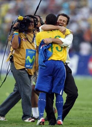 Nationaltrainer Carlos Dunga und Daniel Alves (beide Brasilien) bejubeln den Gewinn der Copa America 2007 Fußball Länderspiel Herren Copa America 2007, Südamerika, Südamerikameisterschaft, Amerika Meisterschaft, Finale, Endspiel Gruppe Maracaibo Freude, Begeisterung, Fußball Länderspiel Herren Copa America 2007, Südamerika, Südamerikameisterschaft, Amerika Meisterschaft, Finale, Endspiel Gruppe Maracaibo Freude, Begeisterung,