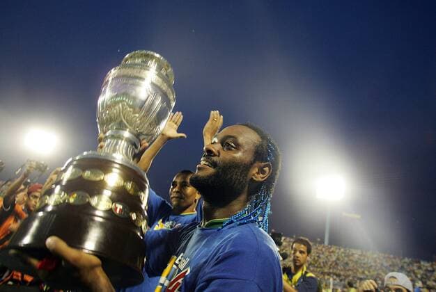Vagner Love (Brasilien) präsentiert die Trophäe für den Sieger der Copa America 2007 Fußball Länderspiel Herren Copa America 2007, Südamerika, Südamerikameisterschaft, Amerika Meisterschaft, Finale, Endspiel Einzelbild Maracaibo Freude, Fußball Länderspiel Herren Copa America 2007, Südamerika, Südamerikameisterschaft, Amerika Meisterschaft, Finale, Endspiel Einzelbild Maracaibo Freude,