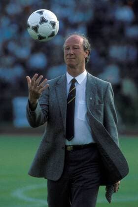 Nationaltrainer Jack Charlton (Irland) mit Adidas Tango Ball Fußball Länderspiel Herren EM 1988, Nationalmannschaft, Gruppe B Einzelbild Hannover Fußball Länderspiel Herren EM 1988, Nationalmannschaft, Gruppe B Einzelbild Hannover