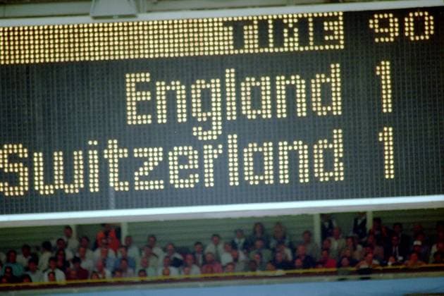 Anzeigetafel im Londoner Wembleystadion zeigt das Ergebnis des Eröffnungsspiels der EM 1996: England - Switzerland 1:1 Fußball Länderspiel Herren EM 1996, Eröffnungsspiel, Nationalmannschaft, Gruppe 1, England - Schweiz 1:1, Vneg Totale Wembley Wembleystadion London Fußball Länderspiel Herren EM 1996, Eröffnungsspiel, Nationalmannschaft, Gruppe 1, England - Schweiz 1:1, Vneg Totale Wembley Wembleystadion London