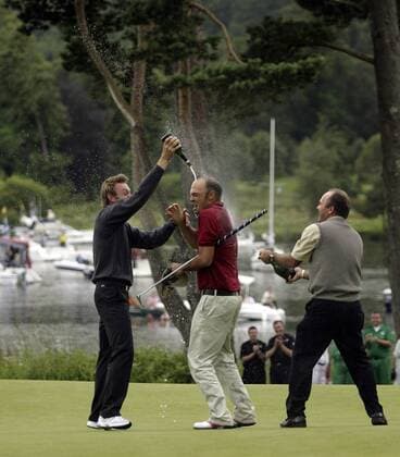 Scottish Open Sieger Gregory Havret (Mitte) erhält von Raphael Jaquelin (li.) und Thomas Levet (alle Frankreich) zur Feier des Tages eine Sektdusche - (Icon36932344) Golf Herren The Barclays Scottish Open 2007, PGA European Tour Gruppe Glasgow Freude, Begeisterung, Golf Herren The Barclays Scottish Open 2007, PGA European Tour Gruppe Glasgow Freude, Begeisterung, EDITORIAL USE ONLY