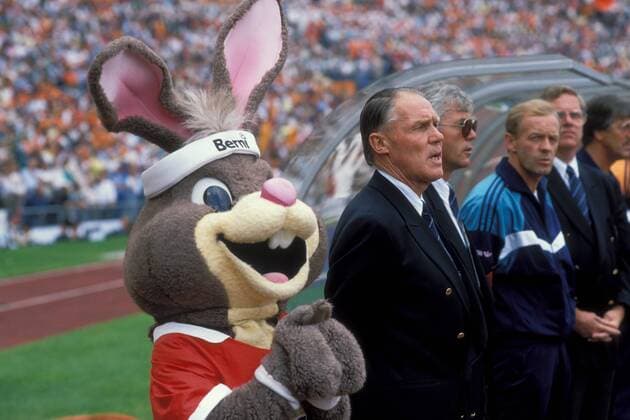 UEFA EM Maskottchen Berni neben Nationaltrainer Rinus Michels (Niederlande) Fußball Länderspiel Herren EM 1988, Nationalmannschaft, Finale, Endspiel Gruppe München Fußball Länderspiel Herren EM 1988, Nationalmannschaft, Finale, Endspiel Gruppe München
