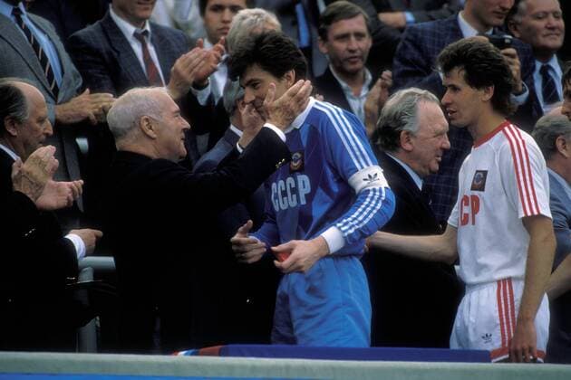 Fußball, EM Finale 1988 in München, Niederlande - Sowjetunion 2:0 UEFA Präsident Jacques Georges (Frankreich, li.) tröstet Vizeeuropameister Torwart Rinat Dasaev (Mitte), daneben Gennadi Litovchenko (beide UdSSR) Fußball Länderspiel Herren EM 1988, Nationalmannschaft, Nationaltrikot, Finale, Endspiel, Ehrentribüne, Sowjetunion, SU Gruppe München, Tribüne, Tribünen, Rang, Ränge Harmonie, Fußball Länderspiel Herren EM 1988, Nationalmannschaft, Nationaltrikot, Finale, Endspiel, Ehrentribüne, Sowjetunion, SU Gruppe München, Tribüne, Tribünen, Rang, Ränge Harmonie,