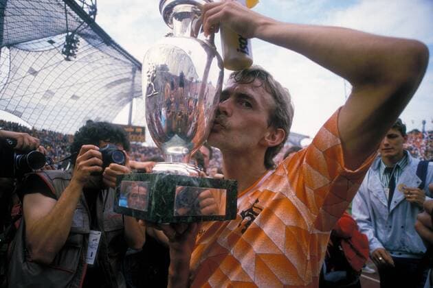 Fußball, EM Finale 1988 in München, Niederlande - Sowjetunion 2:0 Europameister Niederlande - Adrie van Tiggelen küßt den Coupe Henri Delaunay Fußball Länderspiel Herren EM 1988, Nationalmannschaft, Nationaltrikot, Finale, Endspiel Einzelbild München Glück, Freude, Fußball Länderspiel Herren EM 1988, Nationalmannschaft, Nationaltrikot, Finale, Endspiel Einzelbild München Glück, Freude,