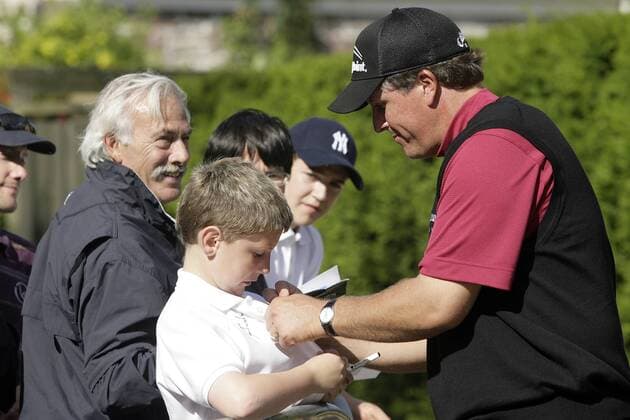 Phil Mickelson (USA, re.) schreibt Autogramme - (Icon36932210) Golf Herren The Barclays Scottish Open 2007, PGA European Tour Gruppe Glasgow Golf Herren The Barclays Scottish Open 2007, PGA European Tour Gruppe Glasgow EDITORIAL USE ONLY