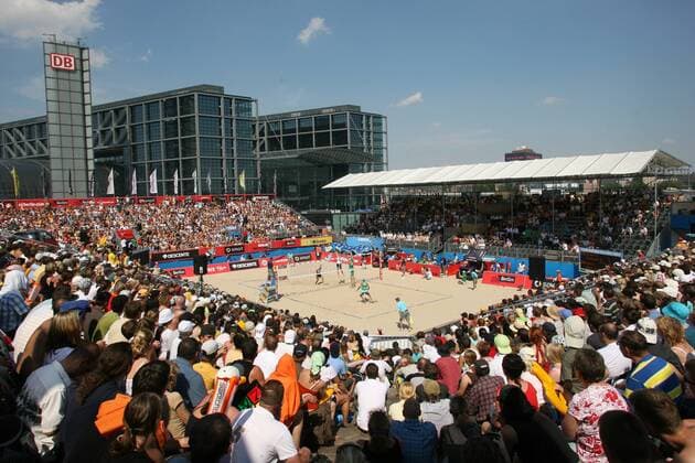 Gut gefüllte Tribünen während der Swatch FIVB World Tour 2007 auf dem Washingtonplatz in Berlin Beachvolleyball Herren Swatch FIVB World Tour 2007, WorldTour, Beach, Finale, Totale DB, Deutsche Bahn, Berlin Beachvolleyball Herren Swatch FIVB World Tour 2007, WorldTour, Beach, Finale, Totale DB, Deutsche Bahn, Berlin