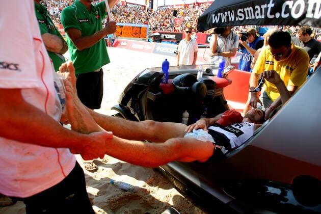 Eric Koreng (Deutschland) wird nach seinem Schwächeanfall während des Swatch FIVB World Tour Finals in Berlin versorgt Beachvolleyball Herren Swatch FIVB World Tour 2007, Worldtour, Beach, Finale Gruppe Berlin Erschöpfung, Beachvolleyball Herren Swatch FIVB World Tour 2007, Worldtour, Beach, Finale Gruppe Berlin Erschöpfung,