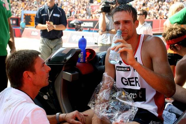 Eric Koreng (re.) bekommt nach seinem Schwächeanfall während des Swatch FIVB World Tour Finals in Berlin von Physiotherapeut Ekkehard Schurig (beide Deutschland) Wasser zu trinken Beachvolleyball Herren Swatch FIVB World Tour 2007, Worldtour, Beach, Finale Gruppe Berlin Beachvolleyball Herren Swatch FIVB World Tour 2007, Worldtour, Beach, Finale Gruppe Berlin