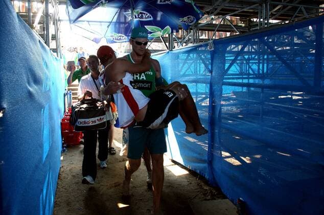 Fabio Luiz (Brasilien) trägt seinen Gegner Eric Koreng (Deutschland) nach dessen Schwächeanfall während des Swatch FIVB World Tour Finals in Berlin vom Platz, li. Physiotherapeut Ekkehard Schurig (Deutschland) Beachvolleyball Herren Swatch FIVB World Tour 2007, Worldtour, Beach, Finale Gruppe Berlin Harmonie, Beachvolleyball Herren Swatch FIVB World Tour 2007, Worldtour, Beach, Finale Gruppe Berlin Harmonie,