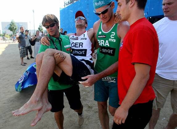 Eric Koreng (Deutschland, 2. v. li.) wird nach seinem Schwächeanfall während des Swatch FIVB World Tour Finals in Berlin u.a. von seinem Gegner Fabio Luiz (Brasilien, Mitte) vom Platz getragen Beachvolleyball Herren Swatch FIVB World Tour 2007, Worldtour, Beach, Finale Gruppe Berlin Beachvolleyball Herren Swatch FIVB World Tour 2007, Worldtour, Beach, Finale Gruppe Berlin