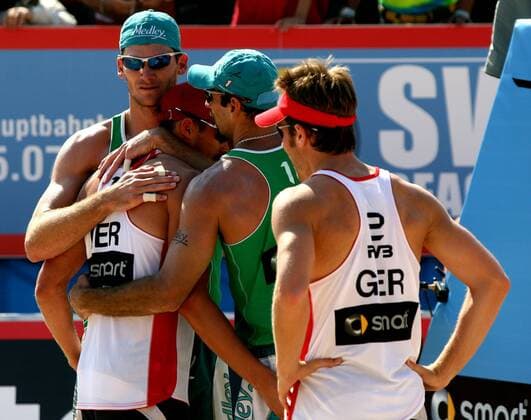Fabio Luiz (li. hi.) und Marcio Araujo (beide Brasilien) umarmen Eric Koreng, re. David Klemperer (beide Deutschland) Beachvolleyball Herren Swatch FIVB World Tour 2007, Worldtour, Beach, Finale Gruppe Berlin Harmonie, Beachvolleyball Herren Swatch FIVB World Tour 2007, Worldtour, Beach, Finale Gruppe Berlin Harmonie,