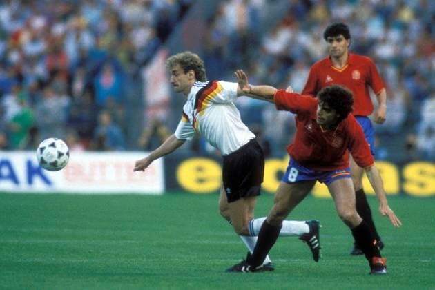 Rudi Völler (BR Deutschland, li.) gegen Manuel Sanchis (Spanien) Fußball Länderspiel Herren EM 1988, Nationalmannschaft, Nationaltrikot, Gruppe A, BRD - Spanien 2:0 Einzelbild München Dynamik, Fußball Länderspiel Herren EM 1988, Nationalmannschaft, Nationaltrikot, Gruppe A, BRD - Spanien 2:0 Einzelbild München Dynamik,