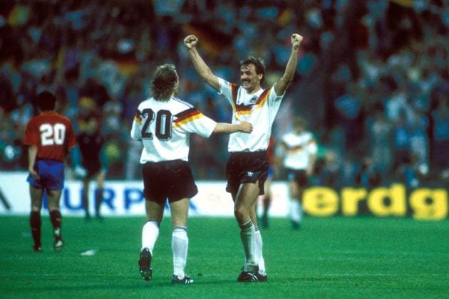 Schlußjubel BR Deutschland - Jürgen Kohler (re.) und Wolfgang Rolff Fußball Länderspiel Herren EM 1988, Nationalmannschaft, Nationaltrikot, Gruppe A, BRD - Spanien 2:0 Gruppe München Glück, Harmonie, Freude, Fußball Länderspiel Herren EM 1988, Nationalmannschaft, Nationaltrikot, Gruppe A, BRD - Spanien 2:0 Gruppe München Glück, Harmonie, Freude,