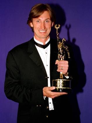 Wayne Gretzky (New York Rangers) erhält den Victor Award 1997 in Las Vegas -  (lav97062204) Eishockey Herren 31. Annual Victor Awards 1997, Award, NHL, NY, N Y Einzelbild Las Vegas Eishockey Herren 31. Annual Victor Awards 1997, Award, NHL, NY, N Y Einzelbild Las Vegas