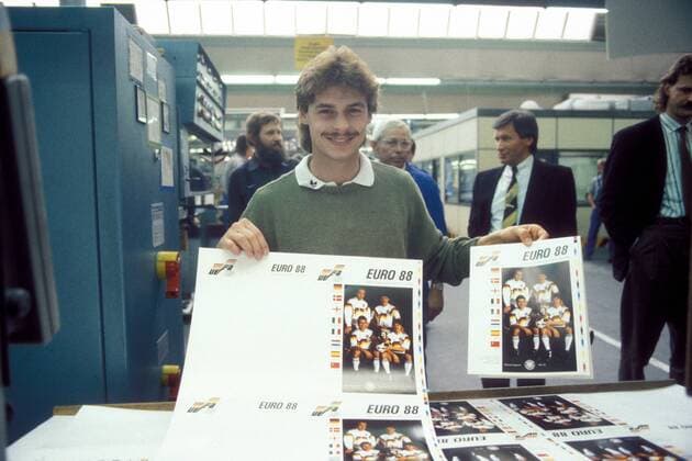 Olaf Thon (BR Deutschland) in der Druckerei mit Papierbögen des offiziellen Programmheftes der Euro 88 Fußball Länderspiel Herren Vorschau EM 1988, Nationalmannschaft, Fotoshooting, BRD, offizielles Programmheft Einzelbild Aufnahmedatum geschätzt Fußball Länderspiel Herren Vorschau EM 1988, Nationalmannschaft, Fotoshooting, BRD, offizielles Programmheft Einzelbild Aufnahmedatum geschätzt