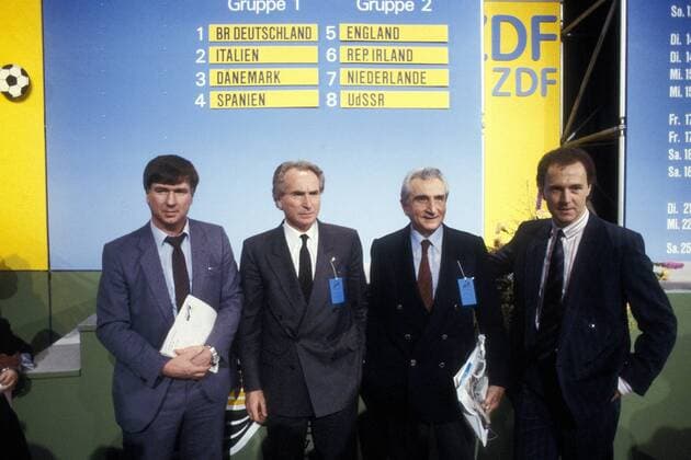 Trainer der Gruppe 1, v.li.: Nationaltrainer Sepp Piontek (Dänemark), Nationaltrainer Azeglio Vicini (Italien), Nationaltrainer Miguel Munoz (Spanien) und Teamchef Franz Beckenbauer (BR Deutschland) zufrieden mit der Auslosung EM 1988 Fußball Herren Vorschau EM 1988 Auslosung, Gruppenauslosung, Ziehung, Gruppen, Endrundenauslosung Gruppe Harmonie, Fußball Herren Vorschau EM 1988 Auslosung, Gruppenauslosung, Ziehung, Gruppen, Endrundenauslosung Gruppe Harmonie,