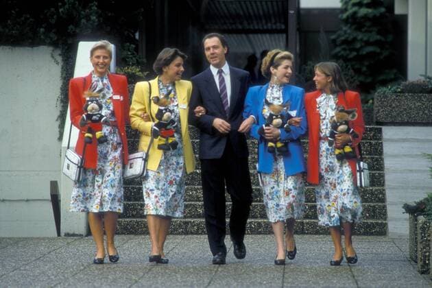 Teamchef Franz Beckenbauer (BR Deutschland, Mitte) mit vier Hostessen und der Plüschtierversion des UEFA EM Maskottchens Berni Fußball Herren Vorschau EM 1988, Nationalmannschaft, Fotoshooting Gruppe Aufnahmedatum geschätzt Harmonie, Fußball Herren Vorschau EM 1988, Nationalmannschaft, Fotoshooting Gruppe Aufnahmedatum geschätzt Harmonie,