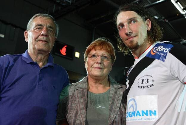 Stefan Kretzschmar (SC Magdeburg) mit Vater Peter und Mutter Waltraud am Rande seines Abschiedspiels Handball 1. BL Herren Kretzschmars Abschiedsspiel 2007, Abschied, Verabschiedung, verabschieden Gruppe Magdeburg Handball 1. BL Herren Kretzschmars Abschiedsspiel 2007, Abschied, Verabschiedung, verabschieden Gruppe Magdeburg