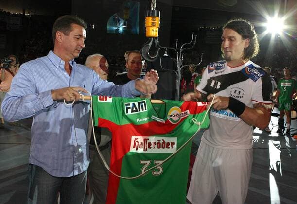 Das Trikot von Stefan Kretzschmar (Magdeburg, re.) bekommt nach seinem Abschiedsspiel von Handballlegende Wieland Schmidt (Deutschland) einen Ehrenplatz Handball 1. BL Herren Stefan Kretzschmars Abschiedsspiel 2007, Abschied, SC Magdeburg Gladiators, SCM Gruppe Magdeburg Handball 1. BL Herren Stefan Kretzschmars Abschiedsspiel 2007, Abschied, SC Magdeburg Gladiators, SCM Gruppe Magdeburg