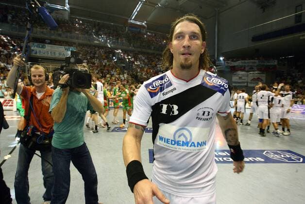 Stefan Kretzschmar (Magdeburg) nach seinem Abschiedsspiels verfolgt von der Kamera Handball 1. BL Herren Stefan Kretzschmars Abschiedsspiel 2007, Abschied, SC Magdeburg Gladiators, SCM Gruppe Magdeburg Handball 1. BL Herren Stefan Kretzschmars Abschiedsspiel 2007, Abschied, SC Magdeburg Gladiators, SCM Gruppe Magdeburg